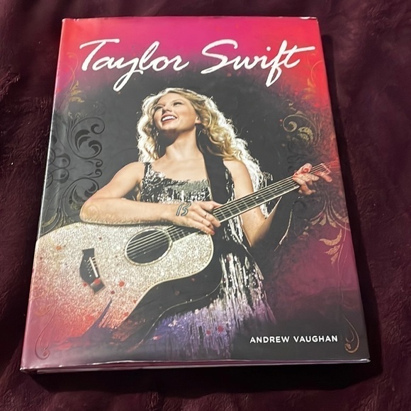 Taylor Swift Book - Picture 1 of 5